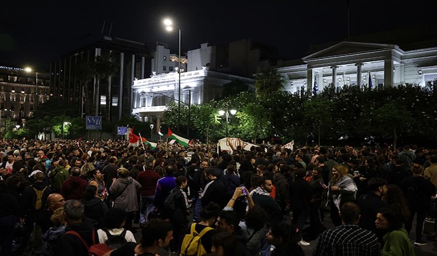 İspanya'da öğrenciler meydanlarda İsrail'i protesto etti