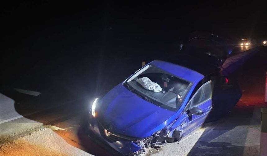 Afyonkarahisar'da refüje çarpan otomobildeki 5 kişi yaralandı