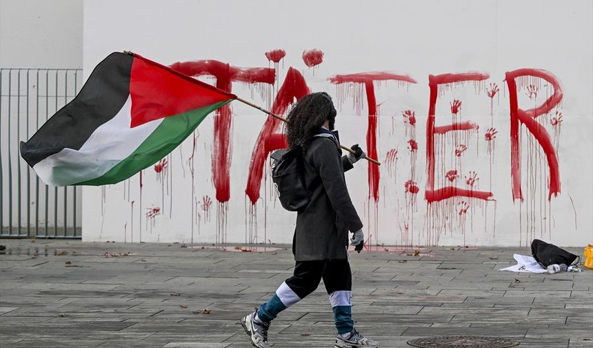 Almanya'da Başbakanlık binası kırmızıya boyandı