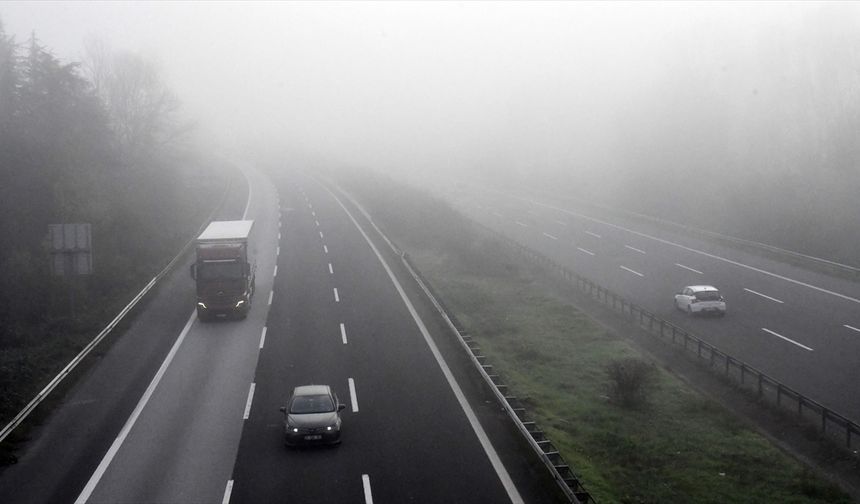 Anadolu Otoyolu'nun Düzce kesiminde sis görüş mesafesini düşürdü