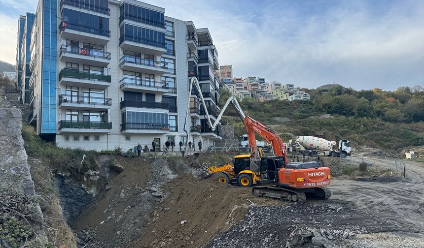 Bartın'da apartmanın tahliye edildiği göçük alanında dolgu çalışması yapılıyor