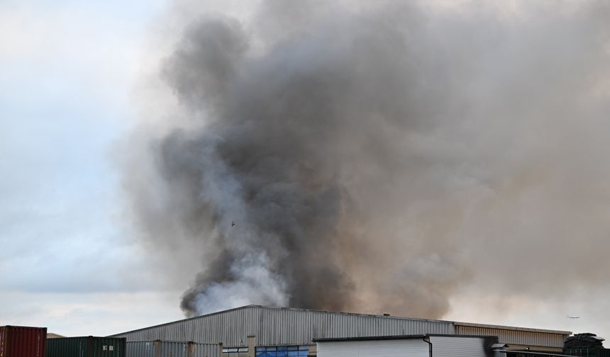 İngiltere'de bir depo yangınına müdahale edildi
