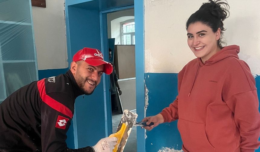 Kars'ta üniversite öğrencileri sosyal sorumluluk projesi kapsamında bir okulu yeniledi