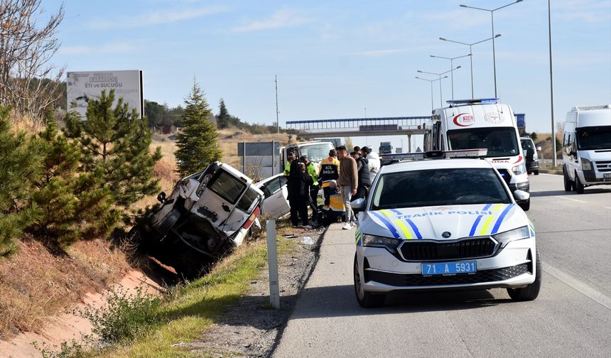 Kırıkkale'de otomobil ile hafif ticari aracın çarpıştığı kazada 8 kişi yaralandı