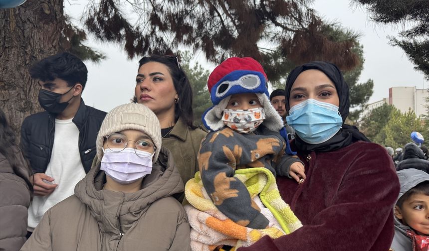 Malatya'da iyileşen iki lösemi hastası çocuk mutluluğunu balon uçurarak paylaştı