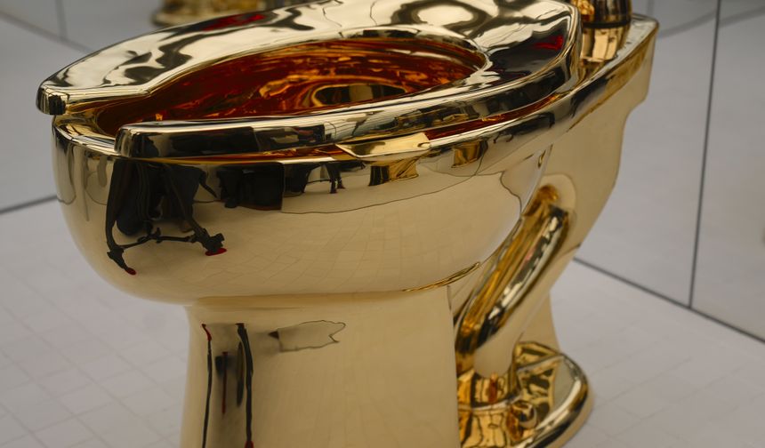 Maurizio Cattelan'ın 'America' adlı altın klozet eseri
