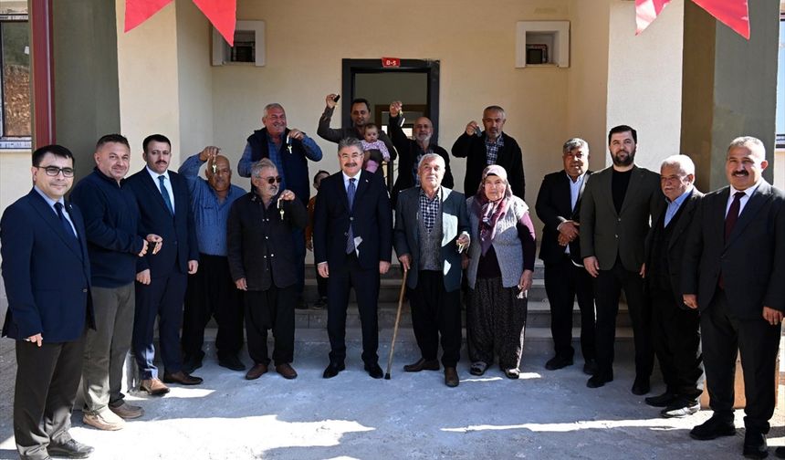 Osmaniye'de 8 deprem köy konutu hak sahiplerine teslim edildi