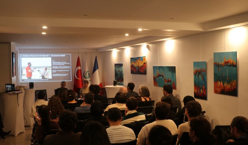 Oylum Höyük'teki arkeolojik kazılara ışık tutan 'Yenilenme Tepesi' podcasti YEE Paris'te tanıtıldı