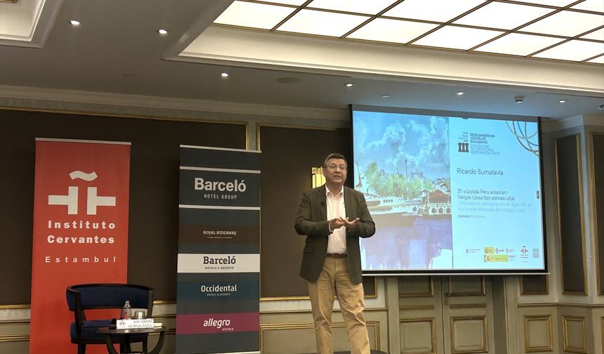 Yazar Ricardo Sumalavia, İstanbul'da edebiyatseverlerle bir araya geldi