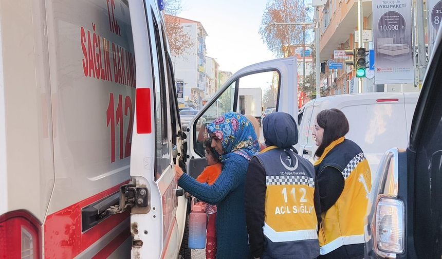 Kars'ta 6 katlı binada yangın; 1'i çocuk 3 kişi dumandan etkilendi