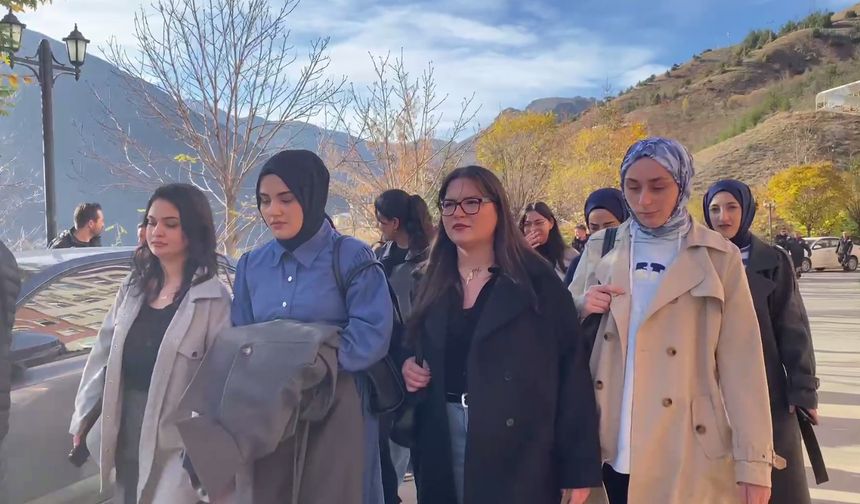 Öğrencilerden silahla rehin alma olayına sessiz yürüyüşle tepki