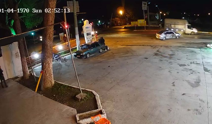 Otomobil ile kamyonet çarpıştı: 1 ölü, 2 yaralı (2)