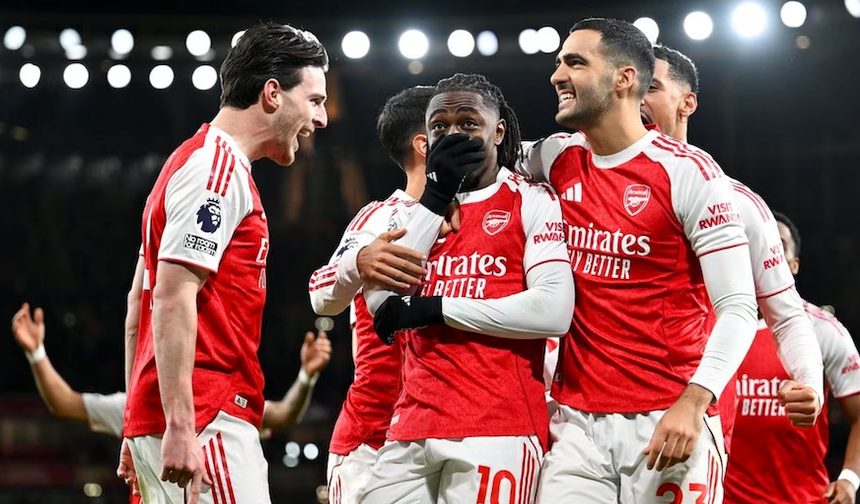 Premier Lig'de lider Arsenal, Brentford'u iki golle geçti