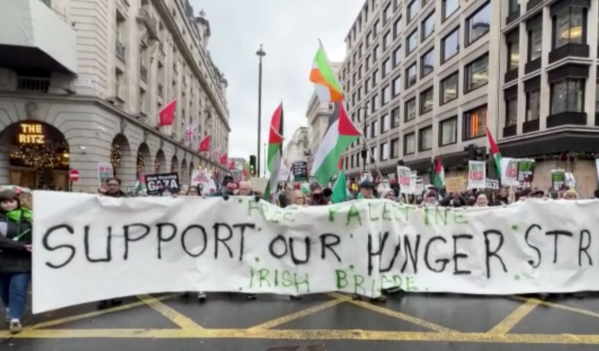 İngiltere'nin başkenti Londra'da onbinler yürüdü