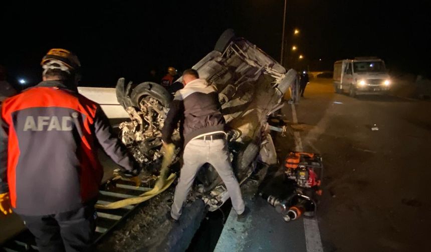 Afyonkarahisar'da köprü demirlerine çarpan otomobildeki 1 kişi öldü, 3 kişi yaralandı