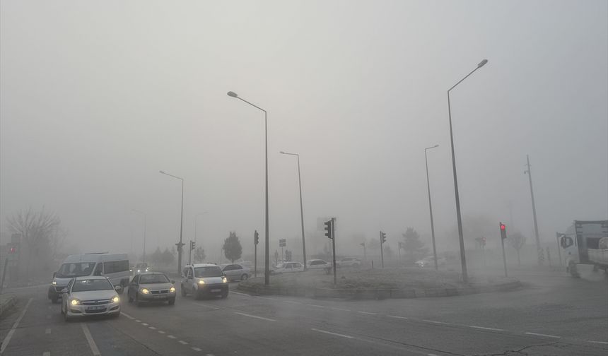 Afyonkarahisar'da sis etkili oluyor