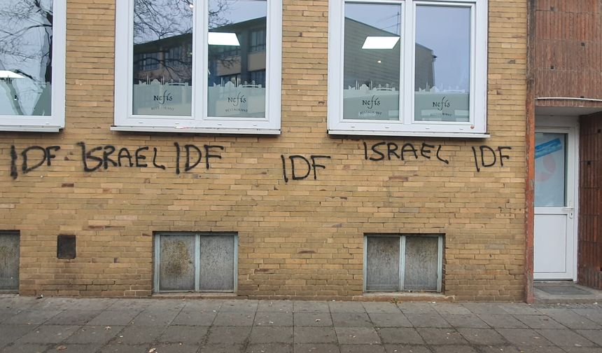 Almanya'da iki Türk camisine düzenlenen saldırıda duvarlara 'İsrail' ve 'IDF' yazıldı