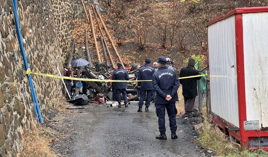 Artvin'de kamyonetin alt yola devrildiği kazada 3 kişi öldü