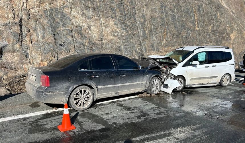 Artvin'de otomobil ile kamyonetin çarpıştığı kazada 4 kişi yaralandı
