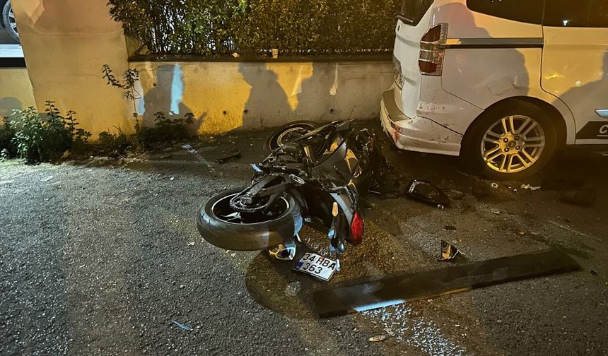 Ataşehir'de yolcu servisine çarpan motosikletteki 2 kişi yaralandı