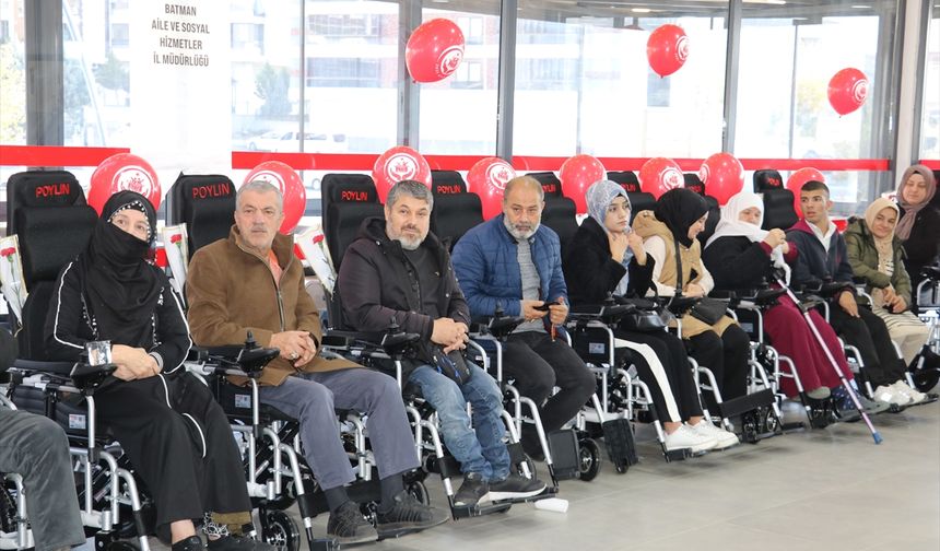Batman'da engellilere 40'ı akülü 55 tekerlekli sandalye dağıtıldı