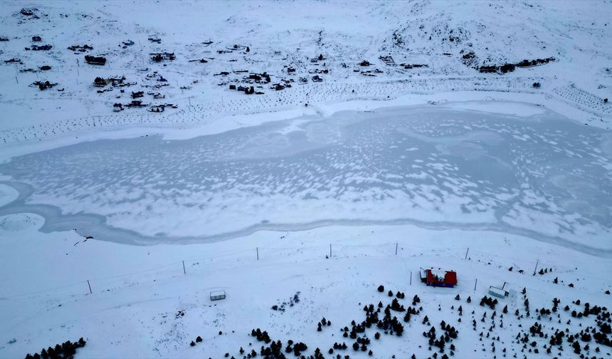 Bayburt'taki Aydıntepe Göleti'nin yüzeyi buz tuttu