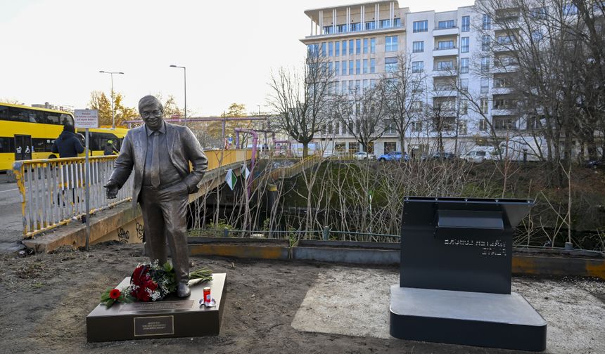 Berlin'de, bir aşırı sağcı tarafından öldürülen siyasetçinin heykeli CDU Genel Merkezi önüne konuldu