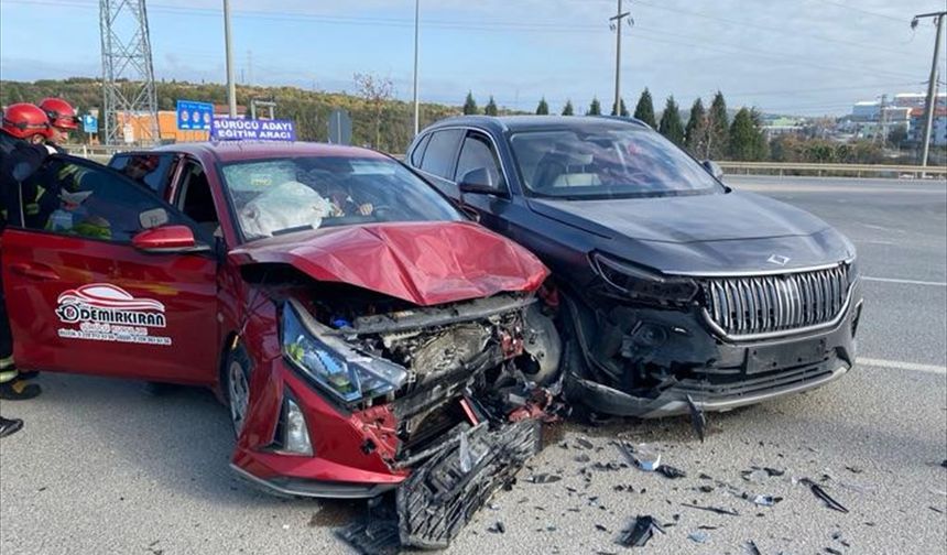 Bilecik'te iki otomobilin çarpıştığı kazada 4 kişi yaralandı