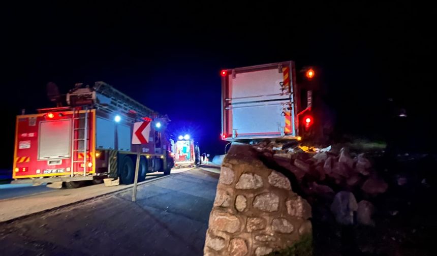 Çanakkale'de devrilen tırdaki 2 kişi yaralandı