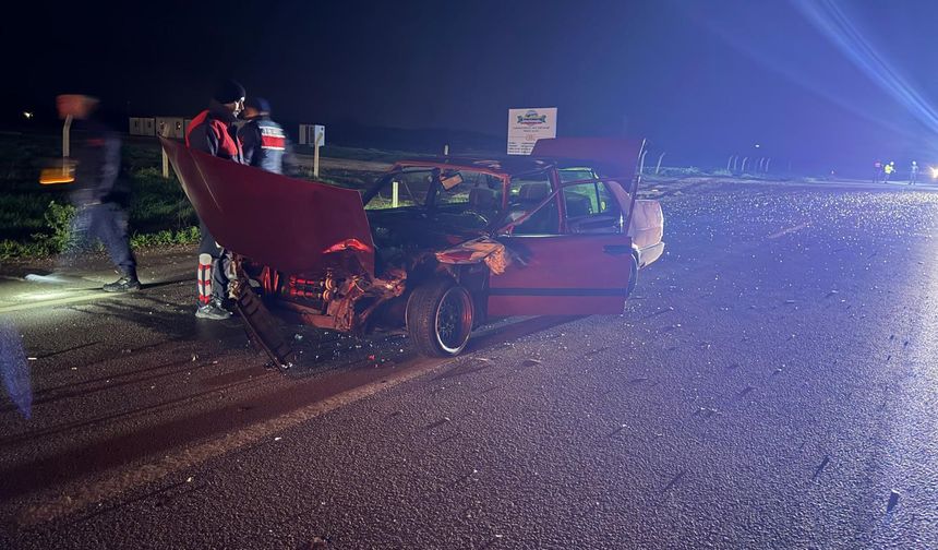 Çanakkale'de otomobilin motosiklete çarpması sonucu 3 kişi yaralandı