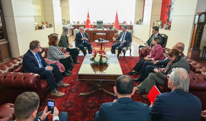 AP Türkiye Raportörü Amor ile Özgür Özel görüştü