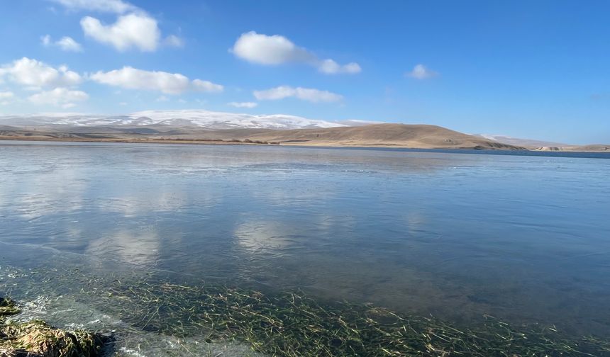 Çıldır Gölü'nün yüzeyi donmaya başladı