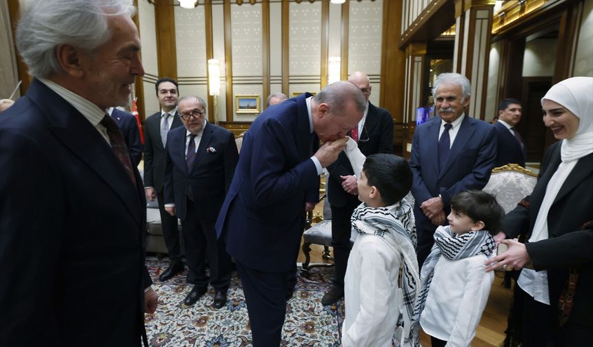 Cumhurbaşkanı Erdoğan, Cumhurbaşkanlığı Kültür ve Sanat Büyük Ödülleri'ne layık görülenleri kabul etti