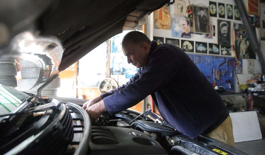 Datça'nın İsa ustası kütüphaneye çevirdiği tamirhanesinde kitap sevgisi aşılıyor