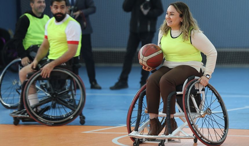 Engelliler ile kurum müdürleri tekerlekli sandalye basketbol maçında karşılaştı