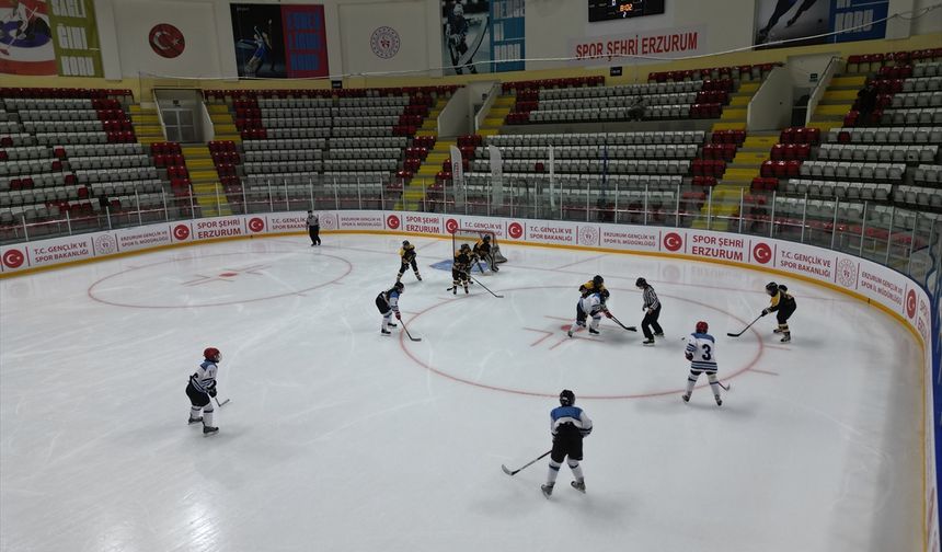 Erzurum'da Buz Hokeyi Kış Spor Oyunları'nın çeyrek final maçları yapıldı