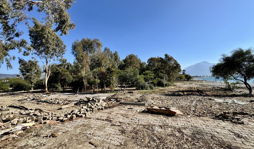 Fethiye sahilinde imara aykırı yapıların yıkımı sürüyor
