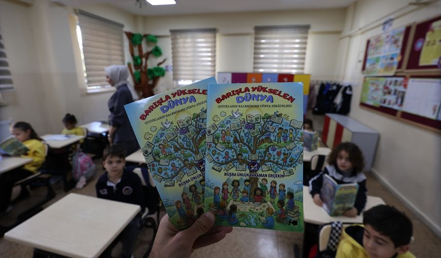 Gaziantep'te öğretmen ve öğrencilerinin yazdığı kitabın geliri Filistin'e gönderilecek