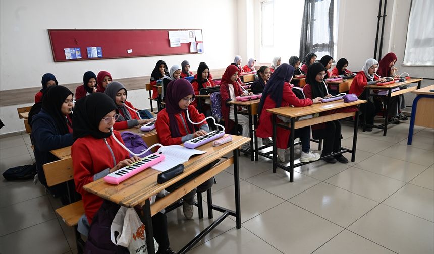 Görme engelli müzik öğretmeni, melodilerle öğrencilerine ilham oluyor