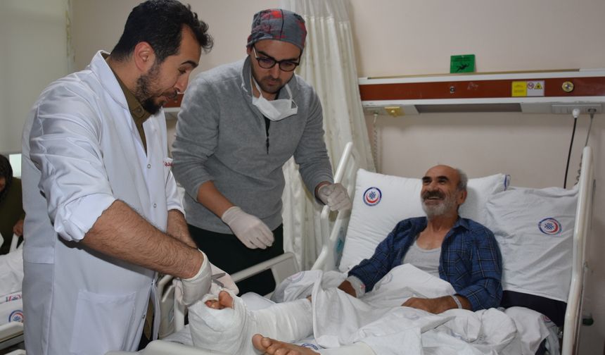 İki hastanın bacaklarından alınan kemik ve deri içeren dokular el ve ayağa nakledildi