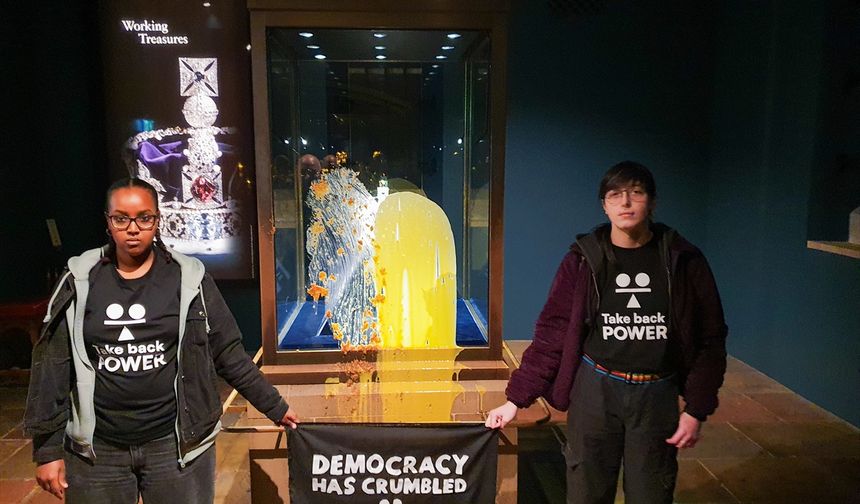 Kraliçelerinin giydiği tacın bulunduğu cam muhafazaya muhallebili saldırı yaptı