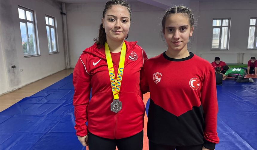 Isparta'da güreşçi kız kardeşler şampiyonluk hedefleri için birlikte antrenman yapıyor