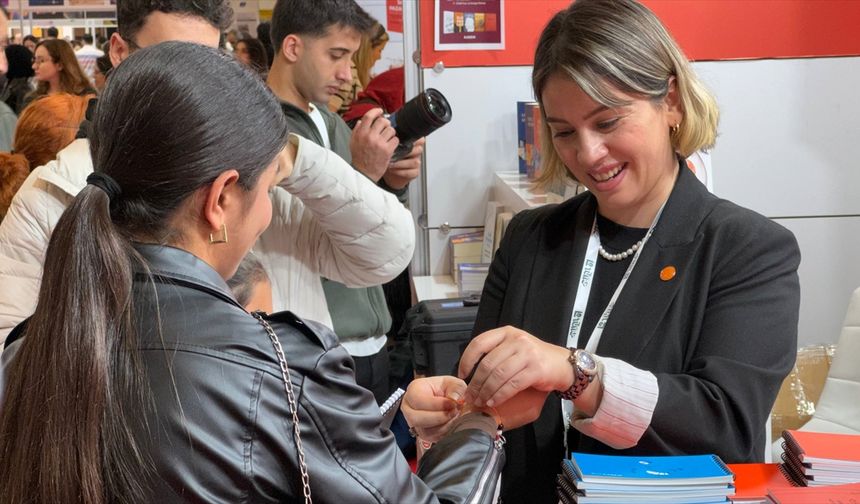 KADEM, İstanbul Kitap Fuarı'nda Gazze'deki soykırıma dikkat çekmek için bileklik dağıttı