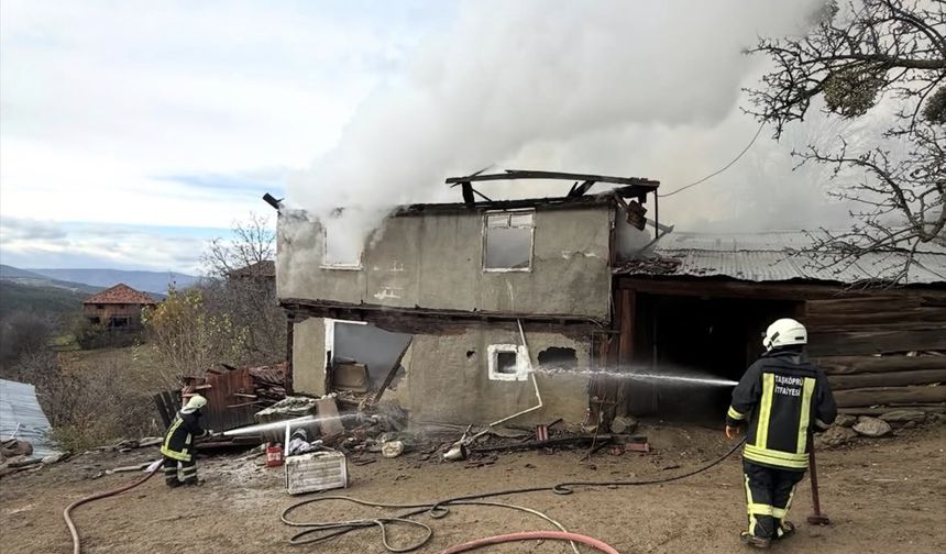 Kastamonu'da çıkan yangınlarda 2 ev zarar gördü