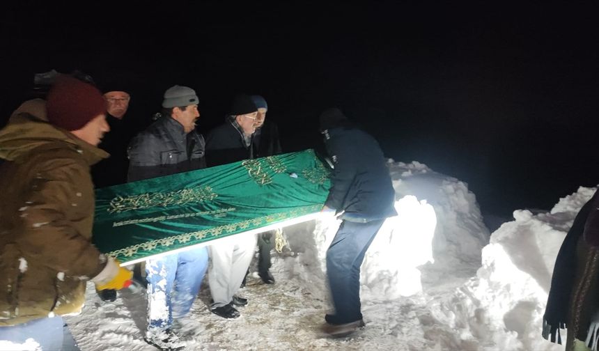 Kastamonu'da kar nedeniyle kapanan köy yolu cenaze için açıldı