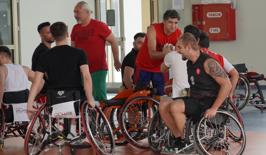 Kayseri'de doktorlar tekerlekli sandalyede engelli sporcularla basketbol maçı yaptı