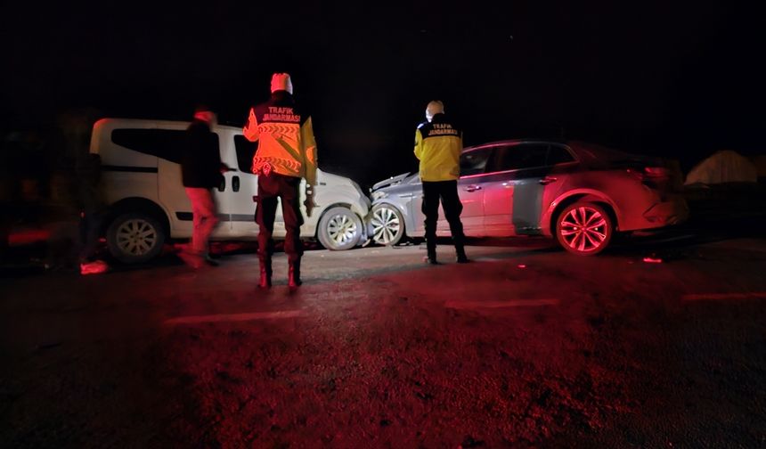 Konya'da hafif ticari araç ile otomobilin çarpıştığı kazada 8 kişi yaralandı