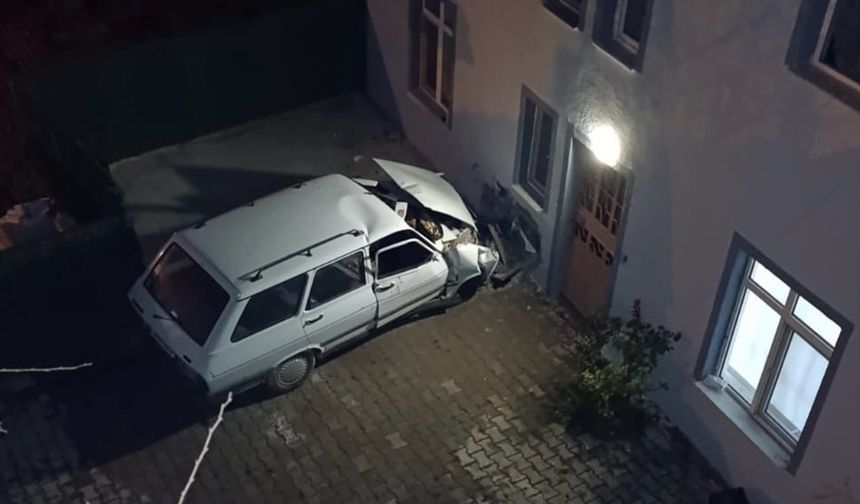 Kütahya'da evin duvarına çarpan otomobildeki 1 kişi öldü, 1 kişi yaralandı