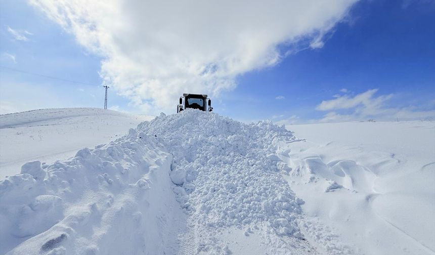 Muş'ta yolu kapanan mezradaki hasta, ekiplerin çabasıyla hastaneye ulaştırıldı