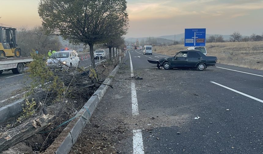 Nevşehir'de refüje çarparak devrilen otomobilin sürücüsü ağır yaralandı
